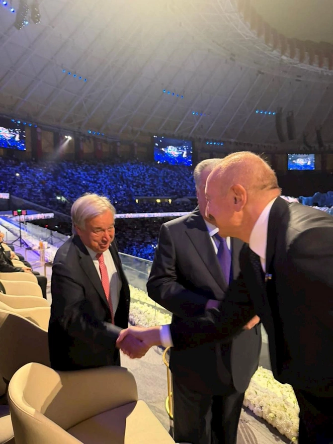 Prezident Putinlə ayaqüstü söhbət etdi — FOTO Prezident Putinlə ayaqüstü söhbət etdi — FOTO