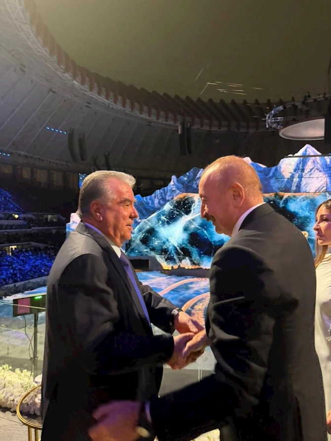 Prezident Putinlə ayaqüstü söhbət etdi — FOTO Prezident Putinlə ayaqüstü söhbət etdi — FOTO
