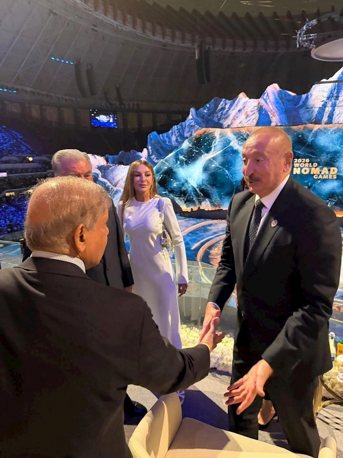 Prezident Putinlə ayaqüstü söhbət etdi — FOTO Prezident Putinlə ayaqüstü söhbət etdi — FOTO