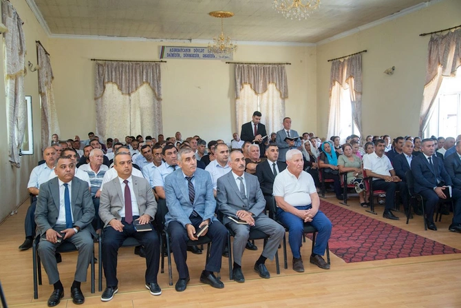 Rüstəm Xəlilov Qarabağlı kəndinin sakinləri ilə görüşdü — FOTOLAR Rüstəm Xəlilov Qarabağlı kəndinin sakinləri ilə görüşdü — FOTOLAR