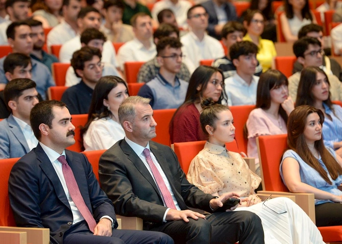 Dövlət Proqramı qalibləri ilə görüş keçirildi — FOTOLAR