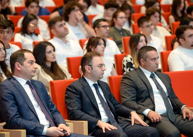 Dövlət Proqramı qalibləri ilə görüş keçirildi — FOTOLAR