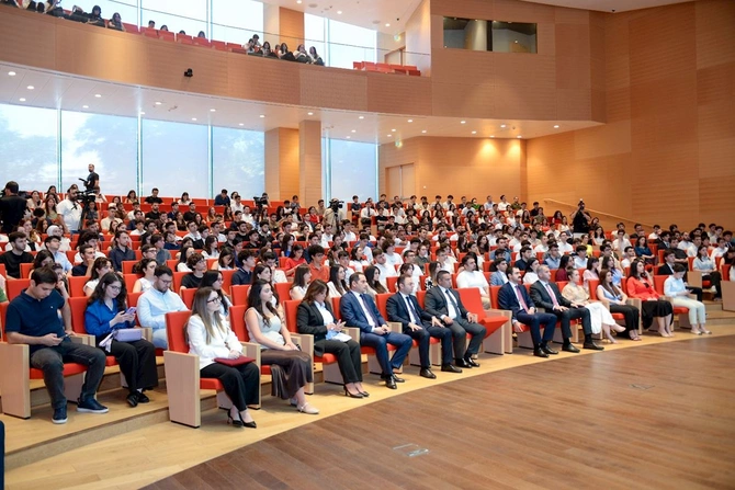 Dövlət Proqramı qalibləri ilə görüş keçirildi — FOTOLAR