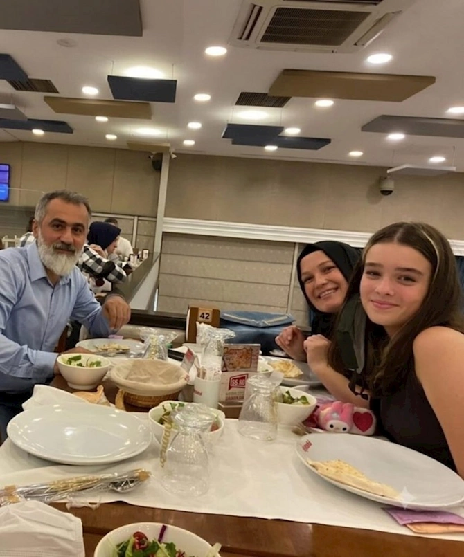 Yeraltının ulduzları sevgilidir — 17 yaşlı aktrisanın atası prokururluğa üz tutdu Yeraltının ulduzları sevgilidir — 17 yaşlı aktrisanın atası prokururluğa üz tutdu