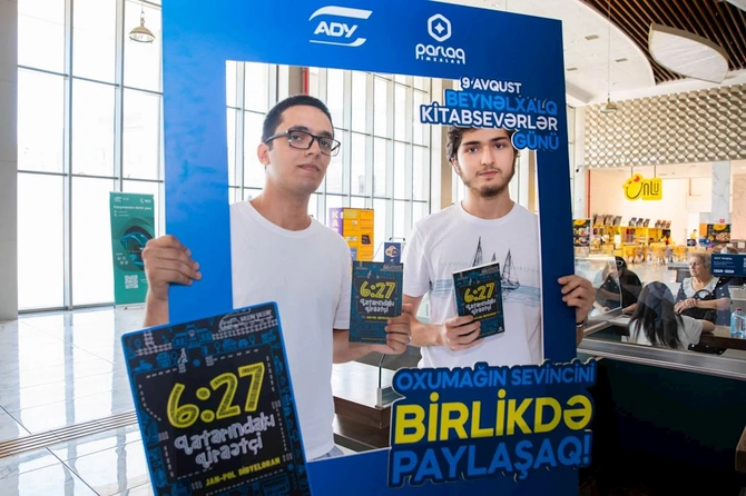 ADY Beynəlxalq Kitabsevərlər Gününü sərnişinlərlə birlikdə qeyd etdi — FOTOLAR