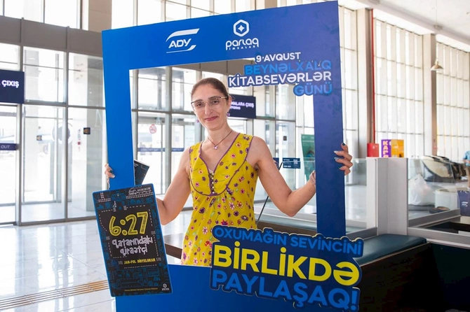 ADY Beynəlxalq Kitabsevərlər Gününü sərnişinlərlə birlikdə qeyd etdi — FOTOLAR