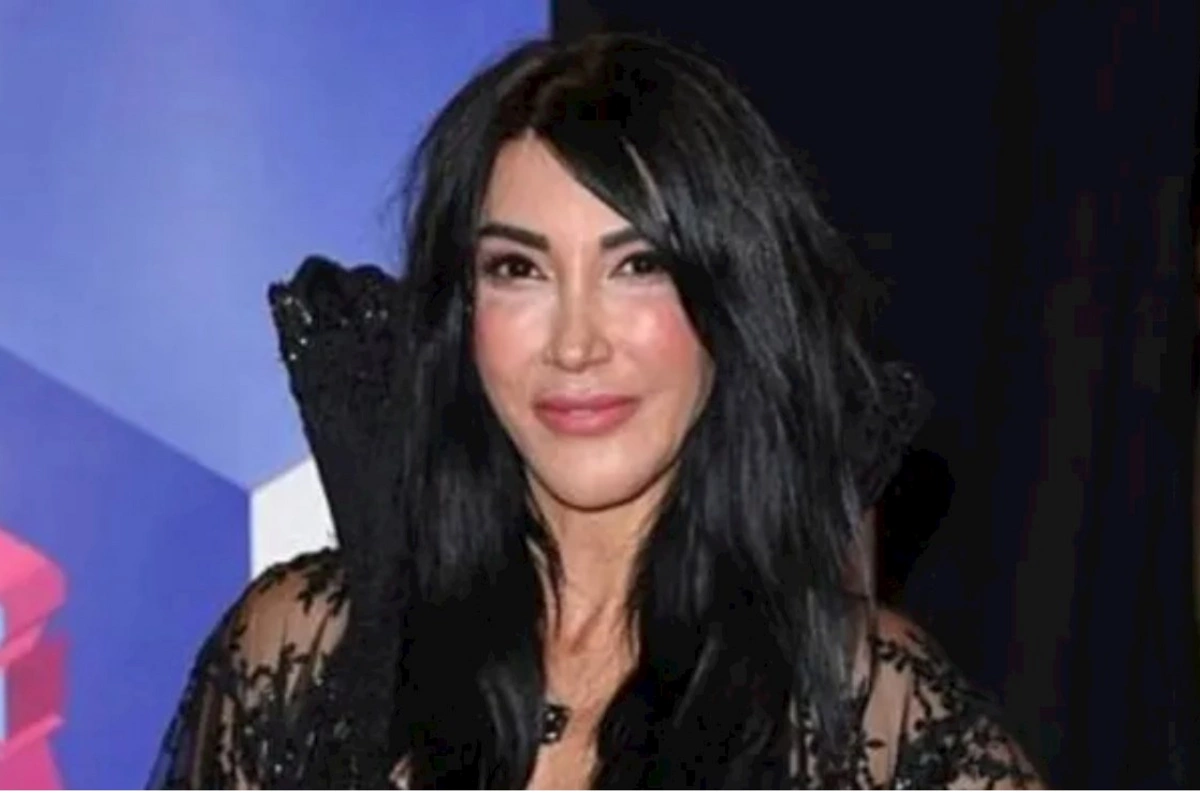 Hande Yener səhnə geyimlərini satır