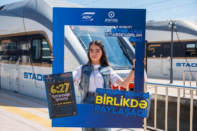 ADY Beynəlxalq Kitabsevərlər Gününü sərnişinlərlə birlikdə qeyd etdi — FOTOLAR