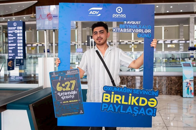 ADY Beynəlxalq Kitabsevərlər Gününü sərnişinlərlə birlikdə qeyd etdi — FOTOLAR