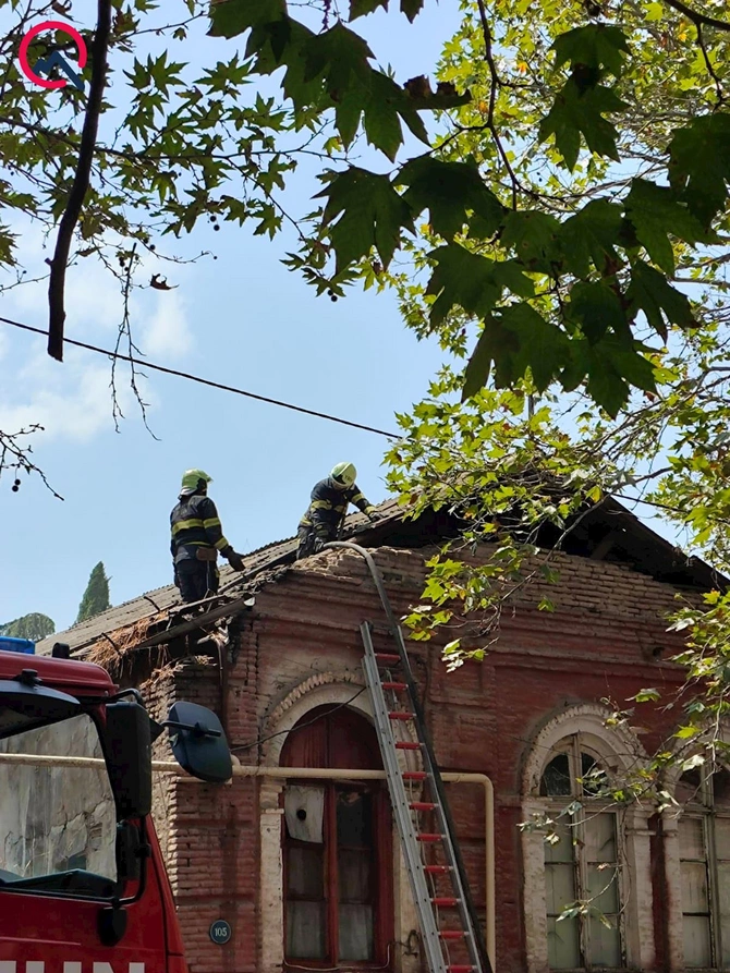 Gəncədə yaşayış evi yandı — FOTOLAR Gəncədə yaşayış evi yandı — FOTOLAR