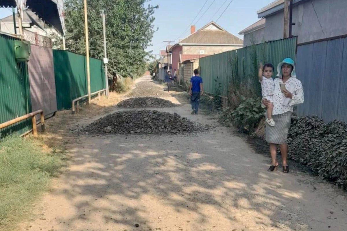Cəlilabadda xanım bələdiyyə sədri azyaşlı övladı ilə yol təmirində — FOTOLAR