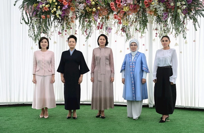 Mehriban Əliyeva Bişkekdə dekorativ-tətbiqi sənət ustalarının əl işlərindən ibarət sərgi ilə tanış olub — FOTOLAR
