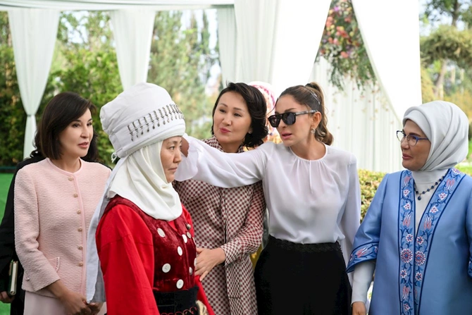 Mehriban Əliyeva Bişkekdə dekorativ-tətbiqi sənət ustalarının əl işlərindən ibarət sərgi ilə tanış olub — FOTOLAR