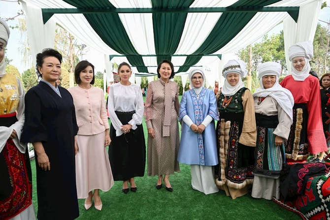 Mehriban Əliyeva Bişkekdə dekorativ-tətbiqi sənət ustalarının əl işlərindən ibarət sərgi ilə tanış olub — FOTOLAR