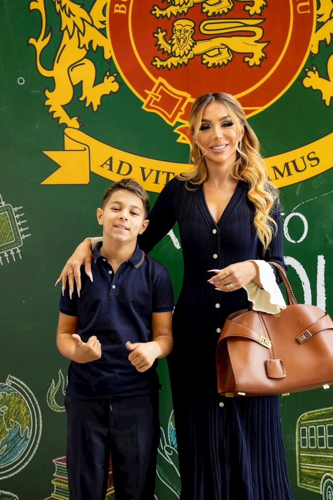 Oğlunu məktəbə yola saldı — FOTOLAR