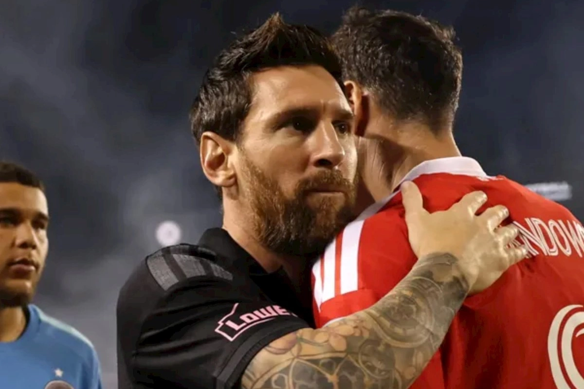 Messi və Levandovski eyni meydanda