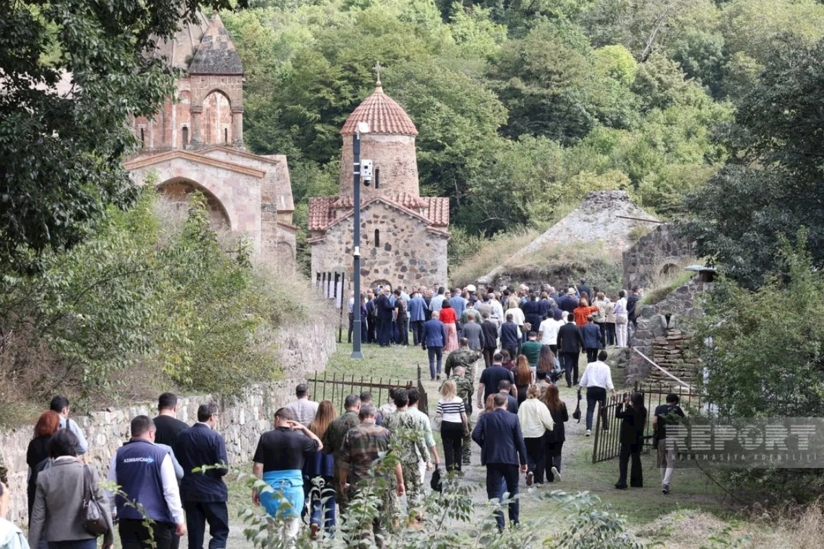 Xarici diplomatlar Xudavəng monastır kompleksini ziyarət ediblər