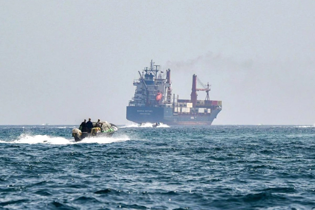 Hörmüz boğazında tanker vuruldu: Ölən var