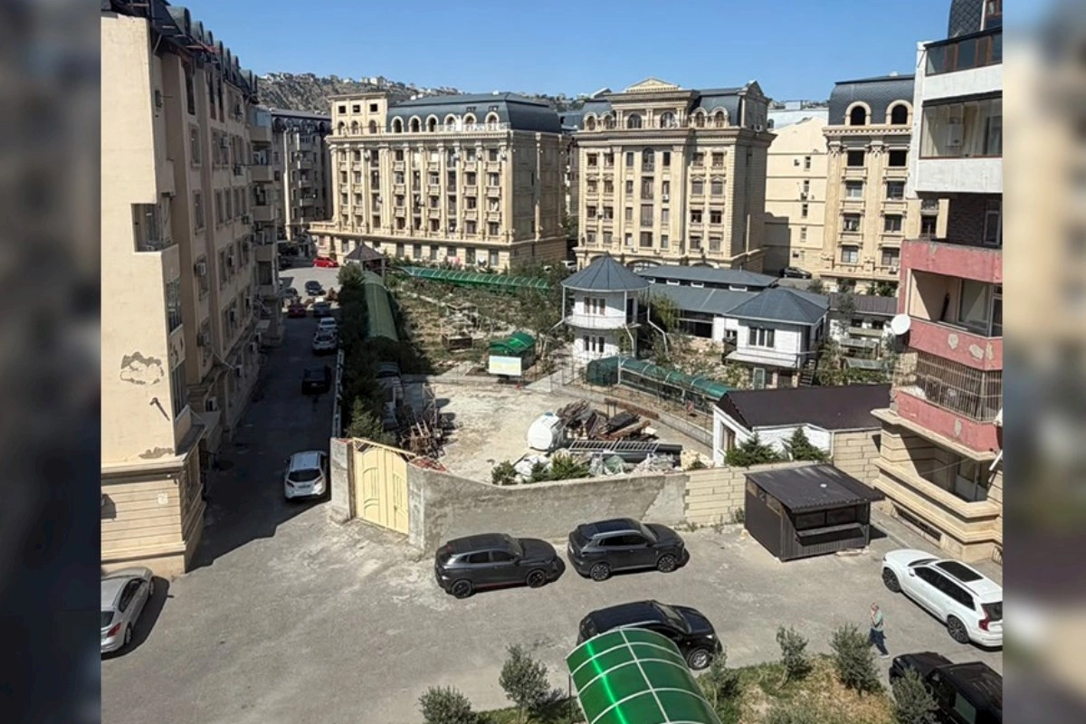 “Bəy Mamed” yaşayış kompleksinin həyətini hasarlayıb özünə villa tikdirir” — FOTOLAR