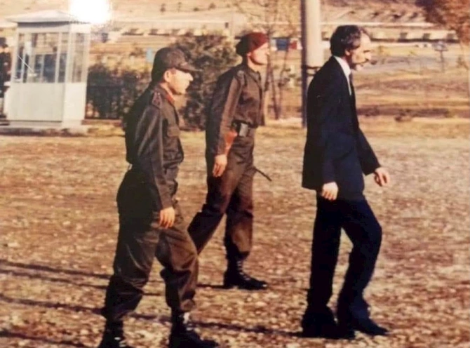 Kurtlar Vadisi qalmaqalı böyüyür — Həmin zabit Elçibəylə bir arada (FOTO)