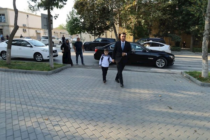 Yevlax Şəhər İcra Hakimiyyətinin Başçısı şəhid övladını ilk dərsə aparıb — FOTOLAR