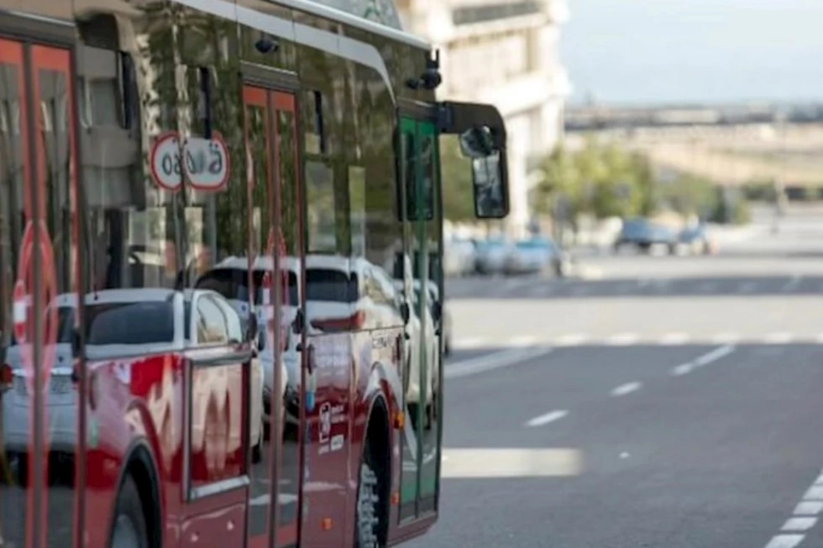 Sərnişinlərin nəzərinə: Bəzi marşrutların dayanacaqları dəyişdirildi