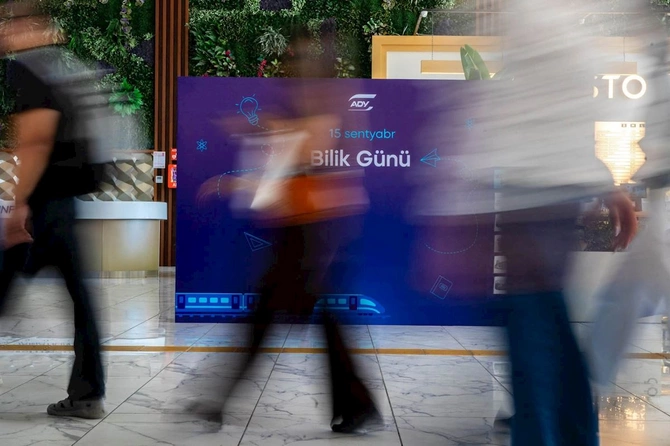 Bilik Günündə Bakı Dəmiryol Vağzalında sərnişinlər xoş surprizlə qarşılaşdı — FOTOLAR Bilik Günündə Bakı Dəmiryol Vağzalında sərnişinlər xoş surprizlə qarşılaşdı — FOTOLAR