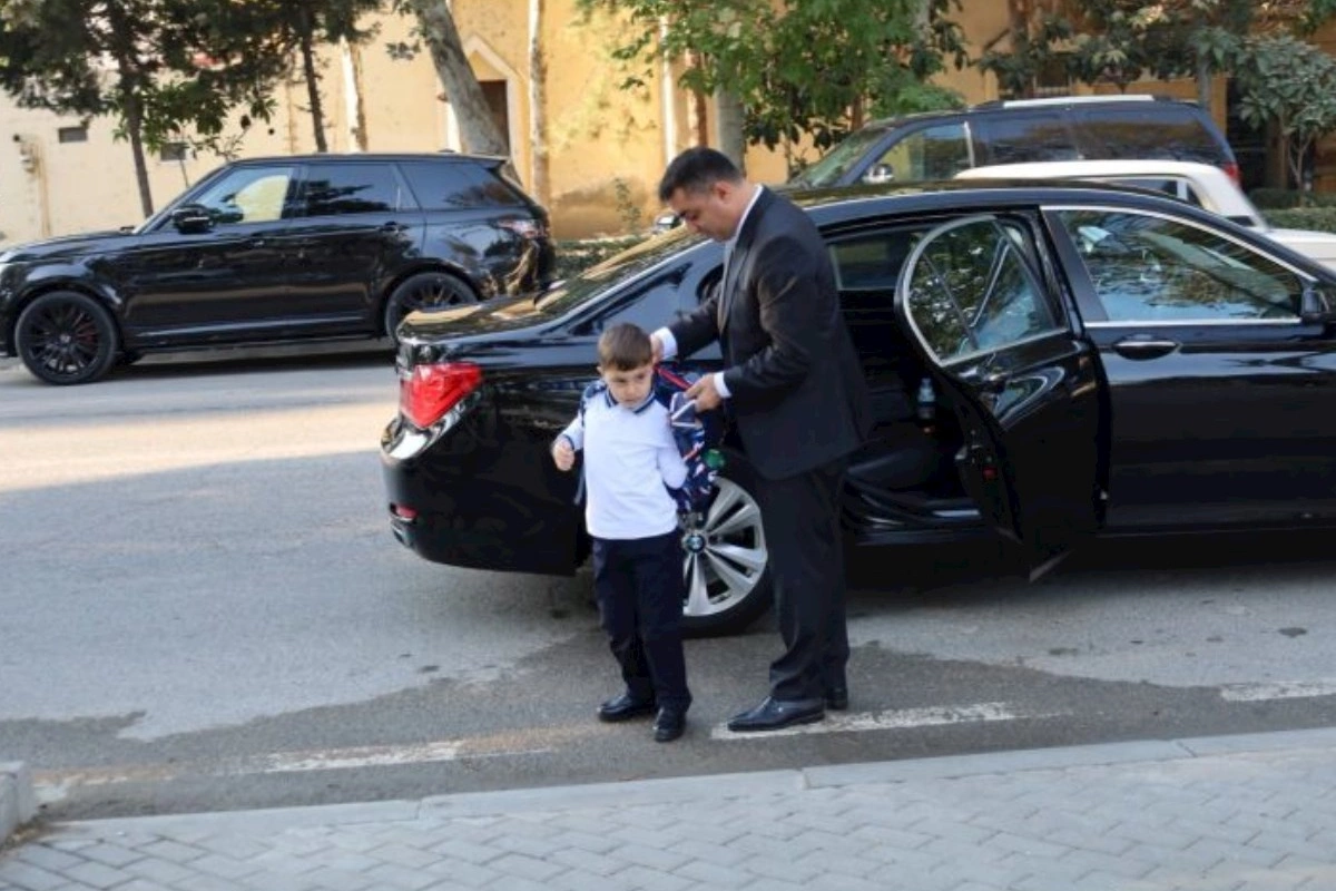 Yevlax Şəhər İcra Hakimiyyətinin Başçısı şəhid övladını ilk dərsə aparıb — FOTOLAR