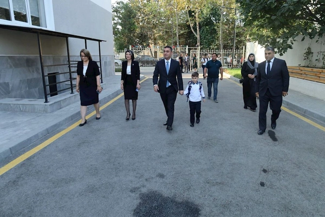 Yevlax Şəhər İcra Hakimiyyətinin Başçısı şəhid övladını ilk dərsə aparıb — FOTOLAR
