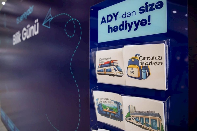 Bilik Günündə Bakı Dəmiryol Vağzalında sərnişinlər xoş surprizlə qarşılaşdı — FOTOLAR Bilik Günündə Bakı Dəmiryol Vağzalında sərnişinlər xoş surprizlə qarşılaşdı — FOTOLAR