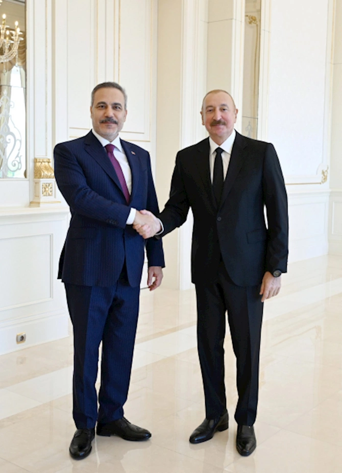 Prezident İlham Əliyev Türkiyənin xarici işlər nazirini qəbul edib — FOTOLAR