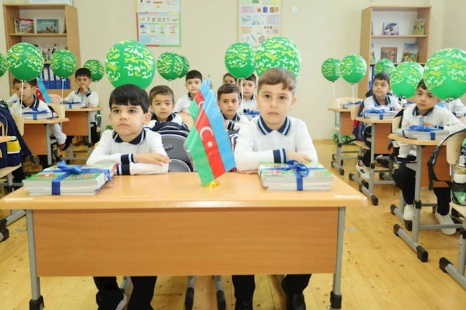 Yevlax Şəhər İcra Hakimiyyətinin Başçısı şəhid övladını ilk dərsə aparıb — FOTOLAR