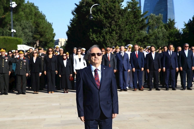 Birol Akgün Şəhidlər xiyabanı və Türk şəhidliyini ziyarət edib — FOTOLAR