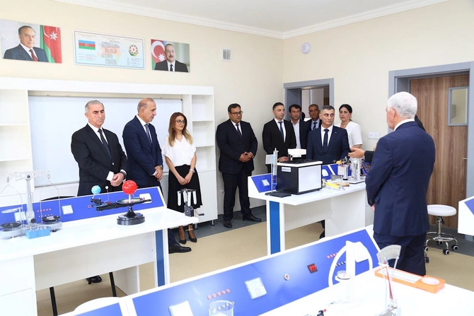 Hacıqabul şəhərində yeni məktəb binasının açılışı keçirildi — FOTOLAR