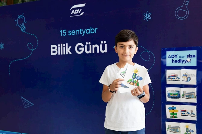 Bilik Günündə Bakı Dəmiryol Vağzalında sərnişinlər xoş surprizlə qarşılaşdı — FOTOLAR Bilik Günündə Bakı Dəmiryol Vağzalında sərnişinlər xoş surprizlə qarşılaşdı — FOTOLAR
