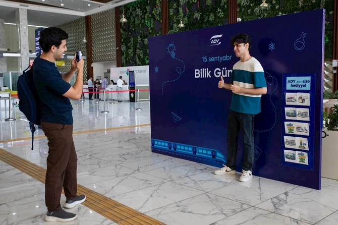 Bilik Günündə Bakı Dəmiryol Vağzalında sərnişinlər xoş surprizlə qarşılaşdı — FOTOLAR Bilik Günündə Bakı Dəmiryol Vağzalında sərnişinlər xoş surprizlə qarşılaşdı — FOTOLAR