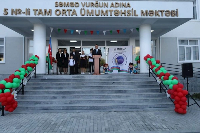Yevlax Şəhər İcra Hakimiyyətinin Başçısı şəhid övladını ilk dərsə aparıb — FOTOLAR