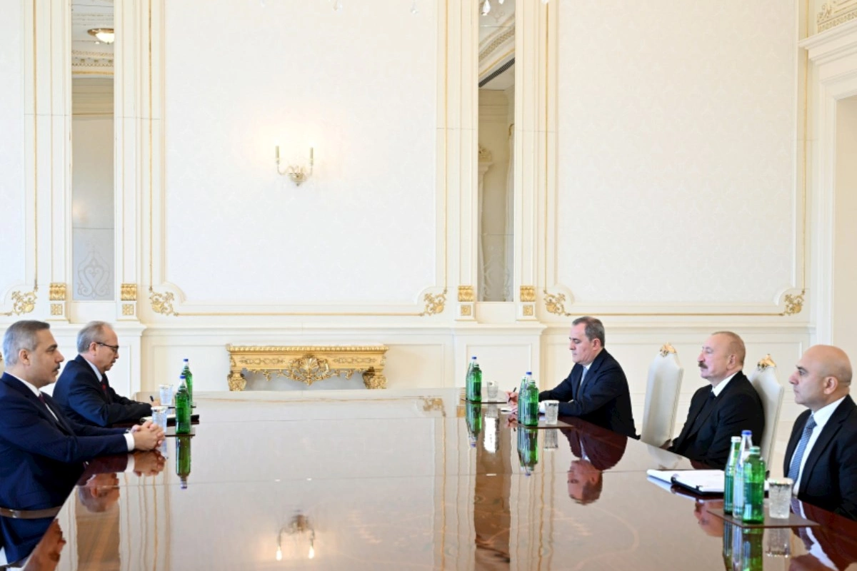 Prezident İlham Əliyev Türkiyənin xarici işlər nazirini qəbul edib — FOTOLAR