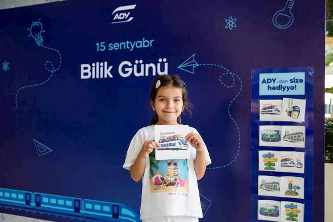 Bilik Günündə Bakı Dəmiryol Vağzalında sərnişinlər xoş surprizlə qarşılaşdı — FOTOLAR Bilik Günündə Bakı Dəmiryol Vağzalında sərnişinlər xoş surprizlə qarşılaşdı — FOTOLAR