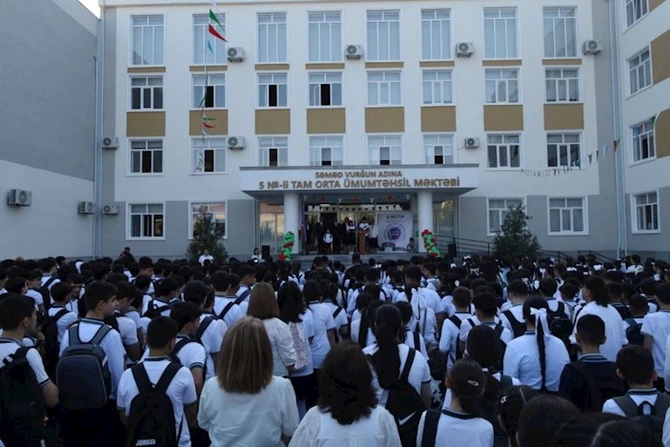 Yevlax Şəhər İcra Hakimiyyətinin Başçısı şəhid övladını ilk dərsə aparıb — FOTOLAR