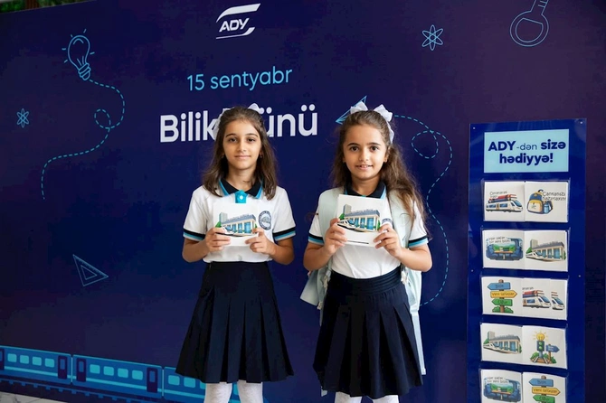 Bilik Günündə Bakı Dəmiryol Vağzalında sərnişinlər xoş surprizlə qarşılaşdı — FOTOLAR Bilik Günündə Bakı Dəmiryol Vağzalında sərnişinlər xoş surprizlə qarşılaşdı — FOTOLAR