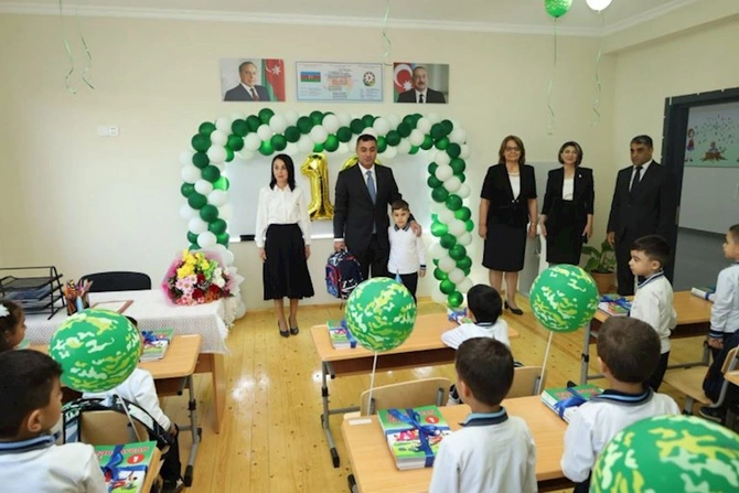 Yevlax Şəhər İcra Hakimiyyətinin Başçısı şəhid övladını ilk dərsə aparıb — FOTOLAR