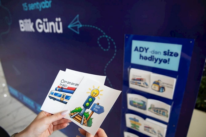 Bilik Günündə Bakı Dəmiryol Vağzalında sərnişinlər xoş surprizlə qarşılaşdı — FOTOLAR Bilik Günündə Bakı Dəmiryol Vağzalında sərnişinlər xoş surprizlə qarşılaşdı — FOTOLAR