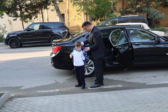 Yevlax Şəhər İcra Hakimiyyətinin Başçısı şəhid övladını ilk dərsə aparıb — FOTOLAR