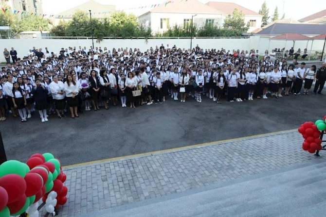 Yevlax Şəhər İcra Hakimiyyətinin Başçısı şəhid övladını ilk dərsə aparıb — FOTOLAR