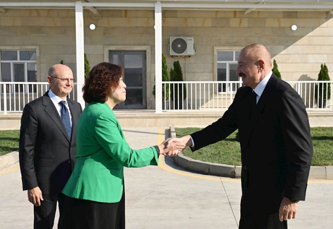 Prezident “Qobustan” Günəş Elektrik Stansiyasının açılışında — FOTOLAR Prezident “Qobustan” Günəş Elektrik Stansiyasının açılışında — FOTOLAR