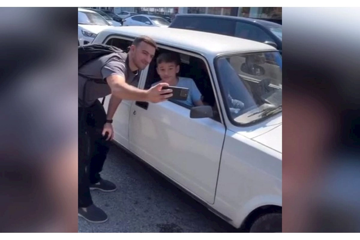 Qara Qarayev tıxacda qalan uşaqla selfi çəkdi — VİDEO