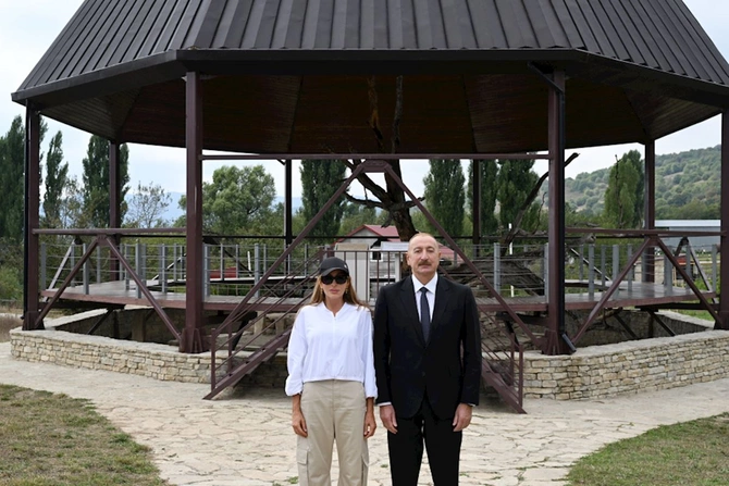 Prezident Şamaxıda Pir Ömər Sultan ziyarətgahında aparılan konservasiya işləri ilə tanış olub — FOTOLAR (YENİLƏNİB) Prezident Şamaxıda Pir Ömər Sultan ziyarətgahında aparılan konservasiya işləri ilə tanış olub — FOTOLAR (YENİLƏNİB)
