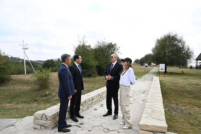 Prezident Şamaxıda Pir Ömər Sultan ziyarətgahında aparılan konservasiya işləri ilə tanış olub — FOTOLAR (YENİLƏNİB) Prezident Şamaxıda Pir Ömər Sultan ziyarətgahında aparılan konservasiya işləri ilə tanış olub — FOTOLAR (YENİLƏNİB)