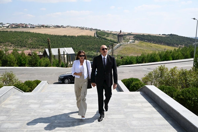 İlham Əliyev Şamaxıda Nəsimi Bağları kompleksi ilə tanış olub — FOTOLAR (YENİLƏNİB) İlham Əliyev Şamaxıda Nəsimi Bağları kompleksi ilə tanış olub — FOTOLAR (YENİLƏNİB)